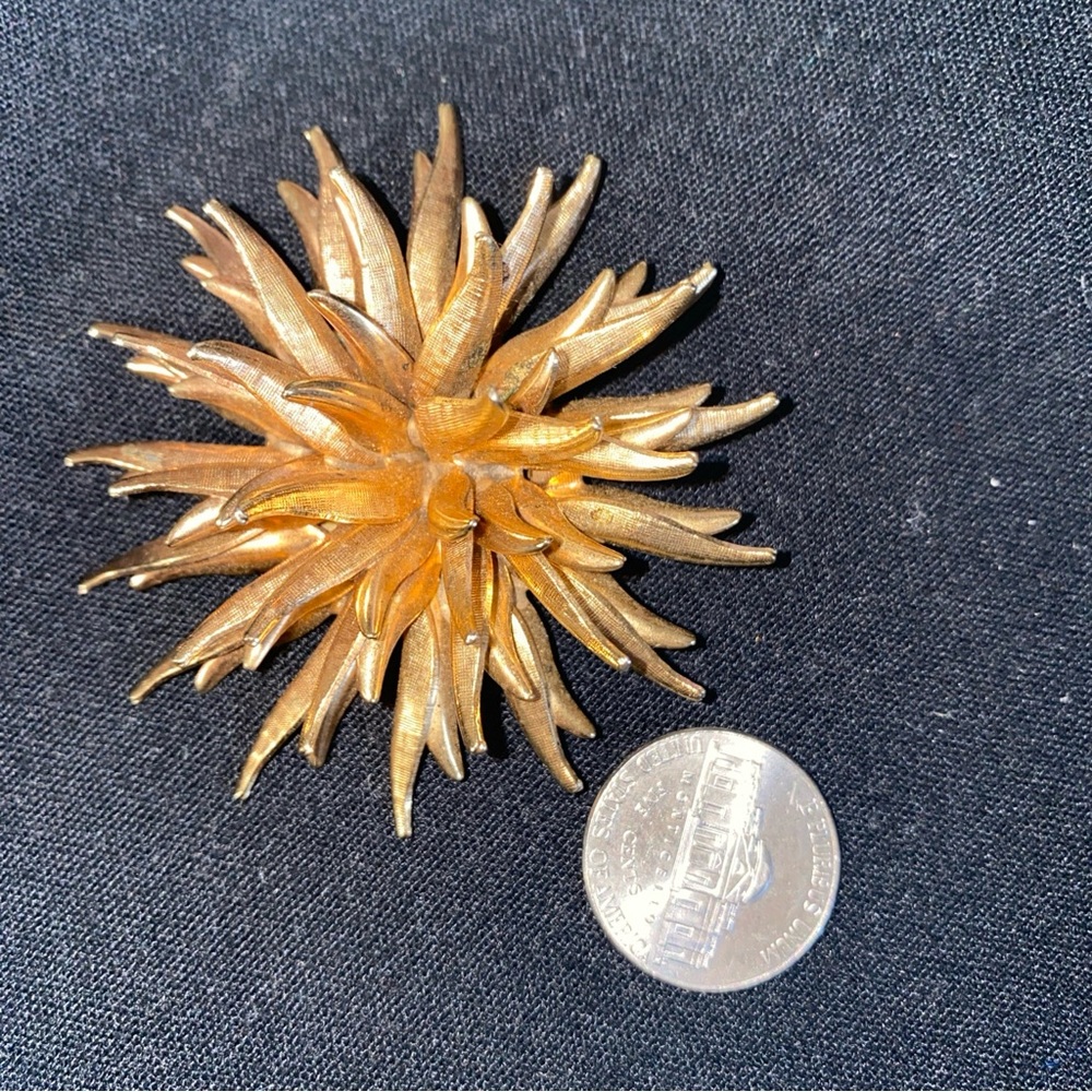 Brooch Flower Star Gold Tone Vintage 
Measures 2”1/4 across - Picture 5 of 6